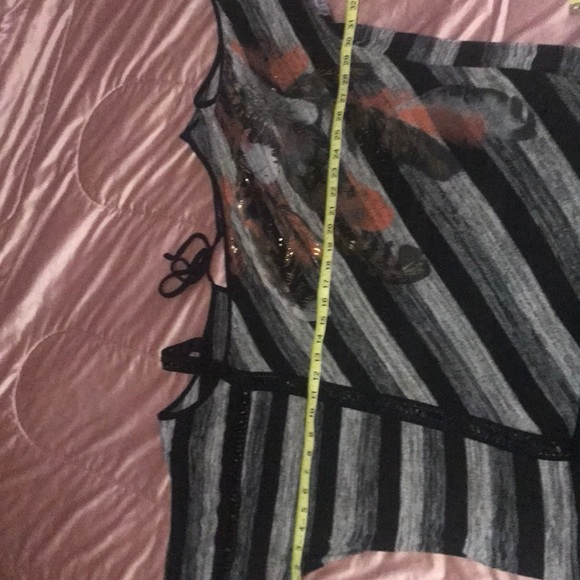 🎉HP🎉eVouges feather cold shoulder top - Picture 4 of 8